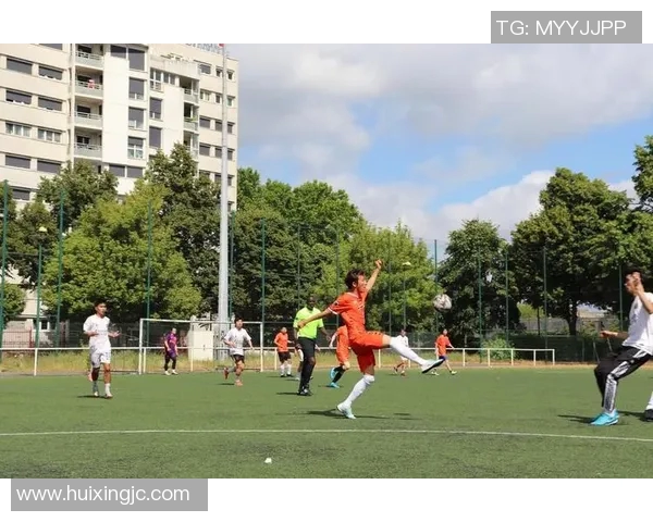 震撼瞬间巨星全力怒射足球划破长空点燃全场激情